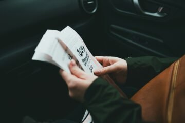 شخص يحمل أوراقًا، صورة توضيحية للمستندات