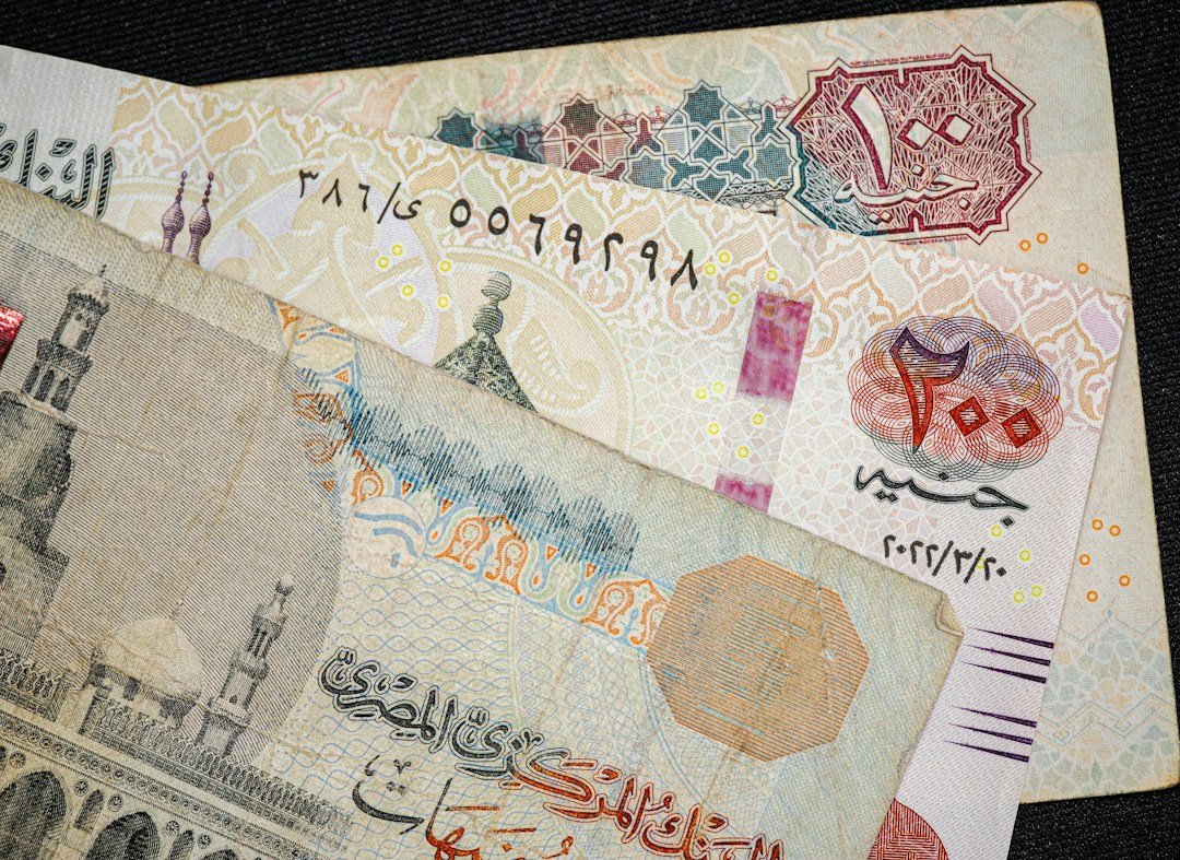 أوراق نقدية مصرية تعبيرية عن موعد صرف معاشات نوفمبر 2026
