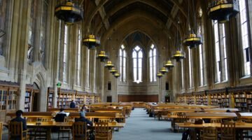مكتبة جامعية تضم كتبًا، صورة توضيحية لمعـادلة الشهادات